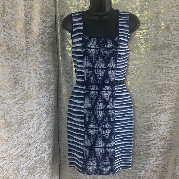 BCBG Maxazria Blue/White Ribbed Knit Hailey Shibori Dress Size M - Picture 5 of 15